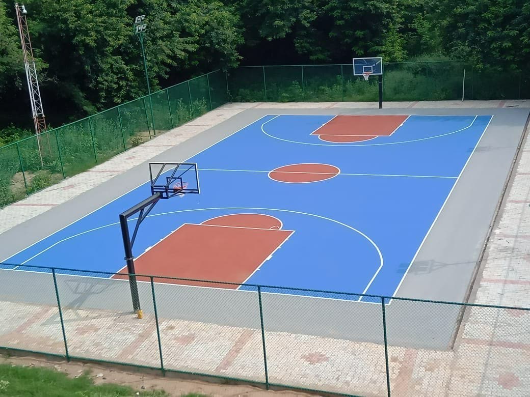 Kafes çevrili açık saha — boyalı alan vurgusu