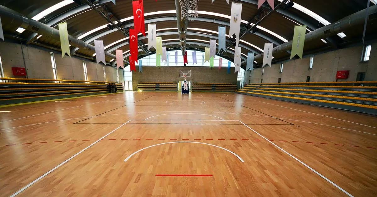 Kapalı salon — ahşap zemin ve çelik çatı